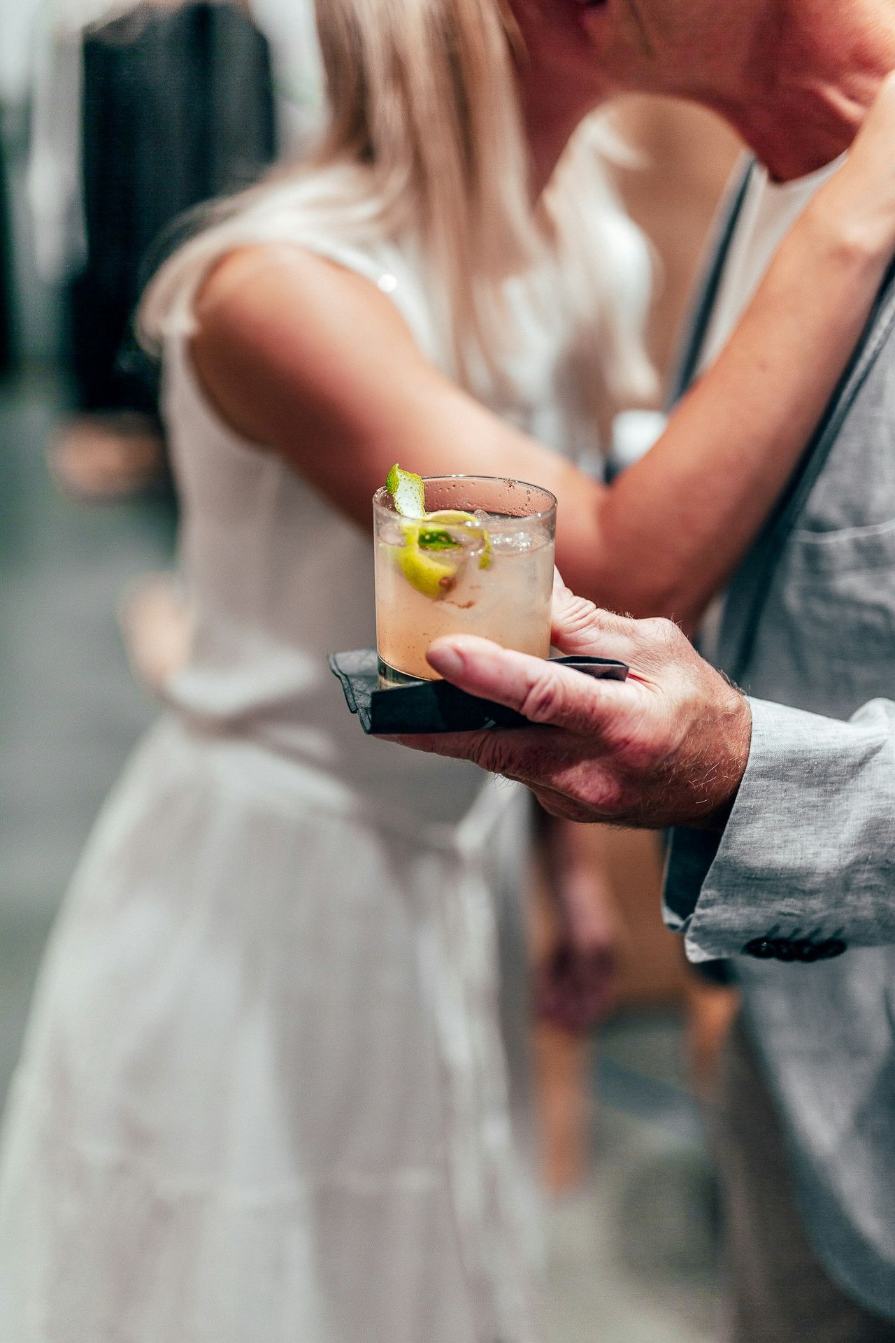 une mariée qui tient un cocktail