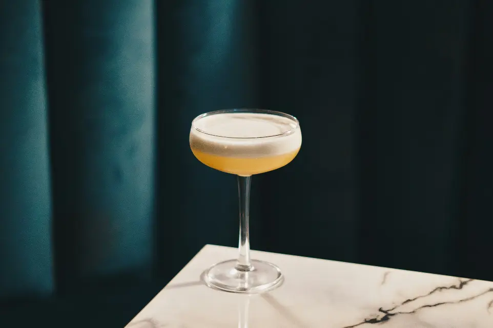 un cocktail avec de la mousse