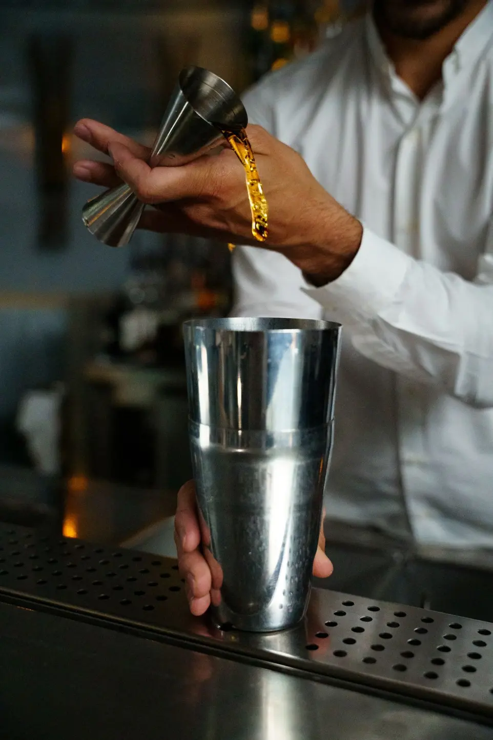 barman préparant un cocktail pour des mariés
