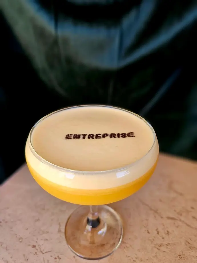 cocktail avec mousse personnalisé pour une entreprise 