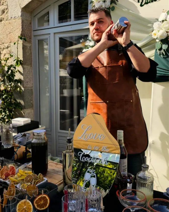 mixologue préparant un cocktail signature sur un maraige